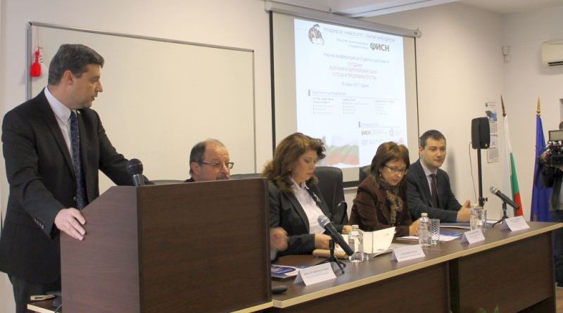 Зам.-областният управител Владимир Петров участниците в научната конференция - 10 години България в Европейския съюз – успехи и предизвикателства