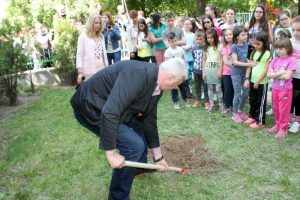 Областният управител се включи в инициативата 100 дръвчета – 100 деца-мечтатели