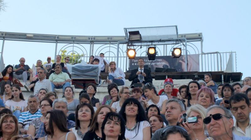 Зам. областният управител Евелина Апостолова връчи кошница с цветя и поздравителен адрес от името на областния управител на „Пловдив чете“