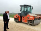 Областният управител инспектира полагането на новата асфалтова настилка на Асеновградско шосе