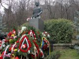 Областният управител Здравко Димитров и неговите заместници се поклониха пред паметта на Апостола