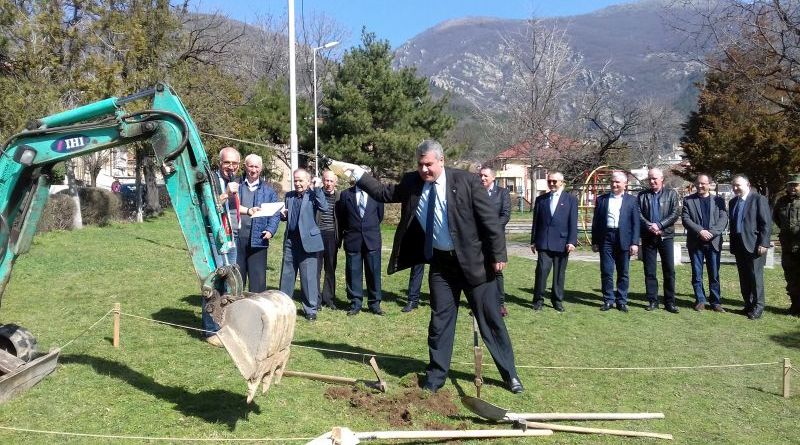 Зам.-областният управител инж. Димитър Керин направи първа копка на Паметника на ракетчика в Карлово