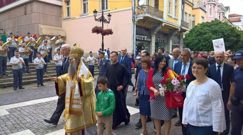Областният управител Здравко Димитров и Пловдивският Митрополит Николай предвождаха празничното шествие на 24 май
