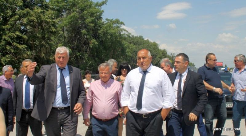 Премиерът Бойко Борисов и областният управител Здравко Димитров направиха инспекция на рехабилитацията на две от най-важните пътни артерии в областта