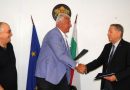 Областният управител Здравко Димитров и изпълнителният директор на „Аш Индъстрийс“ ООД Алон Сегеф подписаха договор за прединвестиционни проучвания за каскада „Доспат – Въча“ Областният управител Здравко Димитров и изпълнителният директор на „Аш Индъстрийс“ ООД Алон Сегеф подписаха договор за прединвестиционни проучвания за каскада „Доспат – Въча“