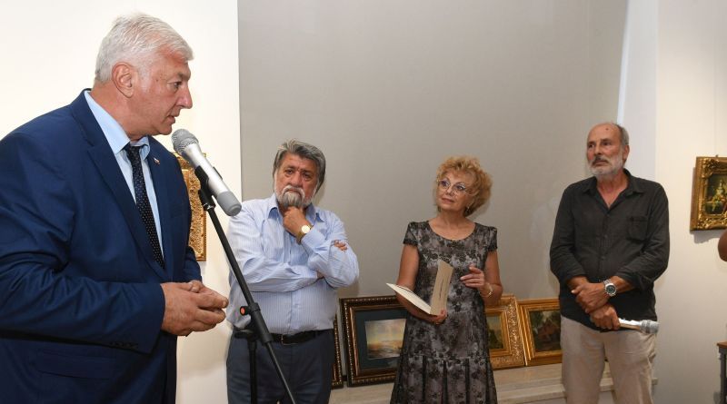 Областният управител Здравко Димитров поздрави големият български скулптор Вежди Рашидов при откриване на изложбата му Страсти