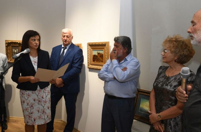 Областният управител Здравко Димитров поздрави големият български скулптор Вежди Рашидов при откриване на изложбата му Страсти