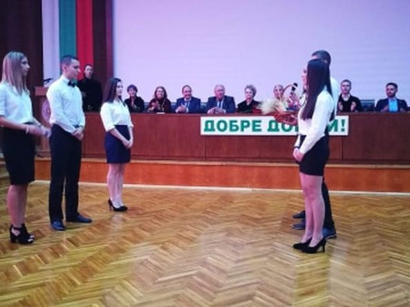 Заместник областните управители Евелина Апостолова, Димитър Керин и Петър Петров приветстваха ученици и студенти с първия учебен ден