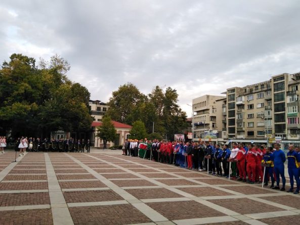 Заместник областният управител Евелина Апостолова приветства участниците в 17-те XVII-то състезания по пожароприложен спорт