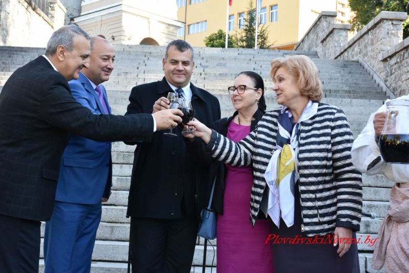 Заместник областният управител Димитър Керин поздрави участниците и организаторите на ХI-то издание на Дефиле на младото вино
