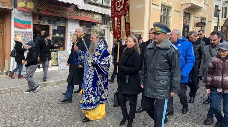 С освещаване на бойните знамена, водосвет и ритуал по хвърляне на кръста Пловдив отбеляза Богоявление