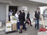 Областният кризисен щаб предаде дарените предпазни облекла и защитни средства на здравните заведения в Пловдив и областта