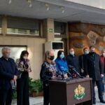 Учениците от 5 до 12 клас ще учат онлайн две седмици, разкриват още легла в Ковид отделенията