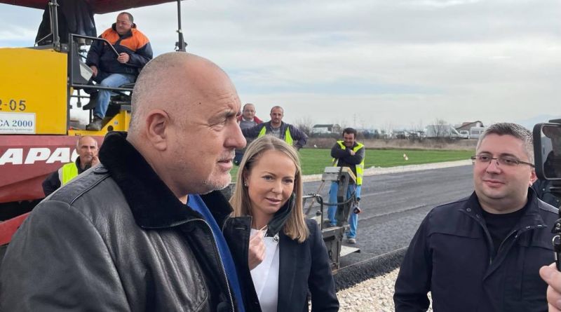 Премиерът Борисов със заместник-министър Нанков и областният управител Каназирева провериха изграждането на локалните платна на пътя Пловдив-Асеновград