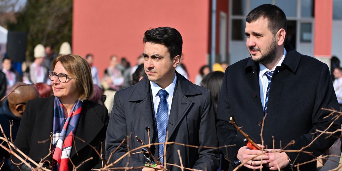 На снимката: Областният управител на Пловдив област Йордан Иванов (вдясно), Заместник-министърът на земеделието д-р Момчил Неков (в средата), ректор на Аграрния университет проф. Христина Янчева (вляво)