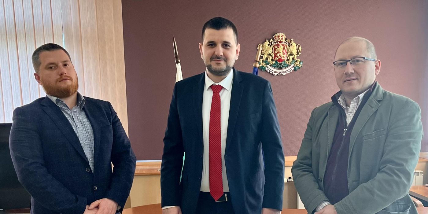 Снимка: Йордан Иванов, областен управител на Пловдив област, д-р Борислав Матеев (вдясно), Богомил Кузманов (вляво)