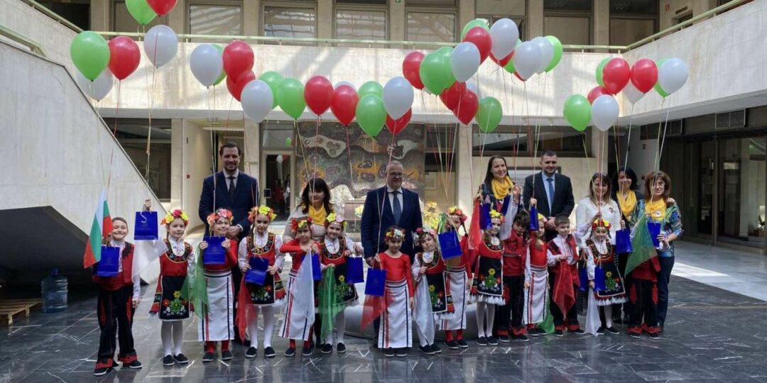 Децата от детска градина „Зора“ и "Буратино" поздравиха служителите в Областната администрация Пловдив
