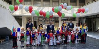 Децата от детска градина „Зора“ и „Буратино“ поздравиха служителите в Областната администрация Пловдив