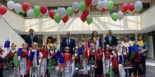 Децата от детска градина „Зора“ и „Буратино“ поздравиха служителите в Областната администрация Пловдив
