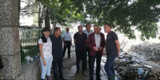 Областният управител Ангел Стоев посети засегнатите от наводнението райони в Карлово