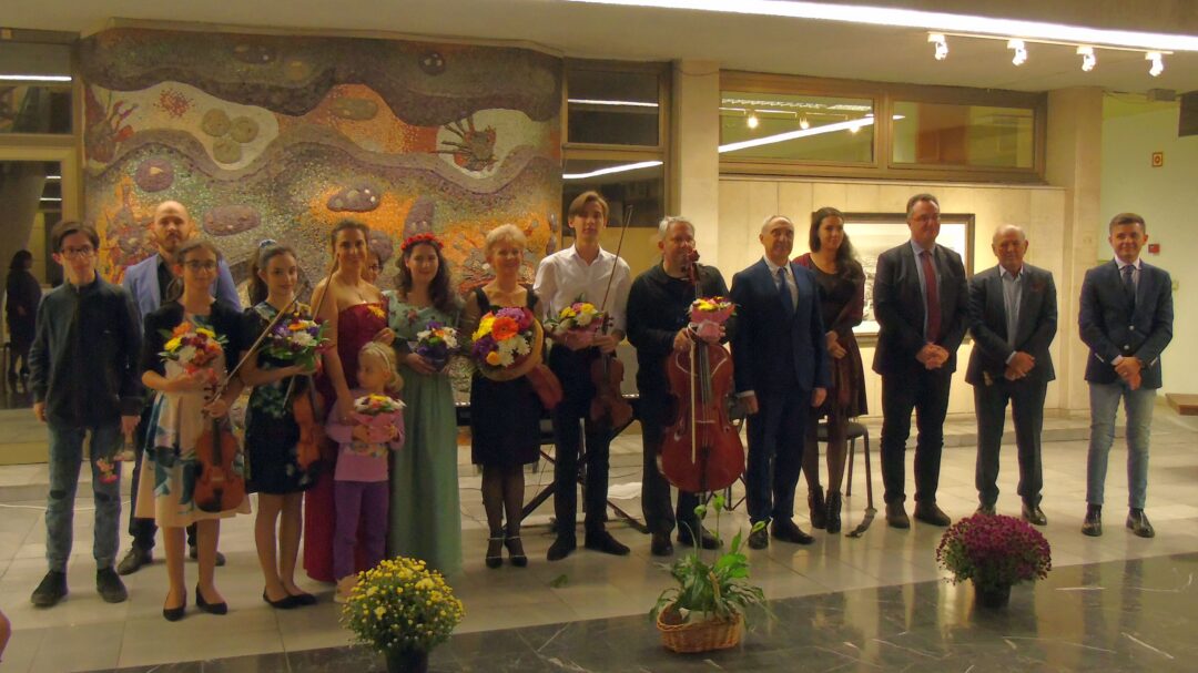 Нестихващи аплодисменти от публиката и цветя от Ангел Стоев получиха талантливите изпълнители на концерта “Viva la musica”