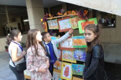 Ученици наредиха 55 картини за Деня на будителите в Областна управа