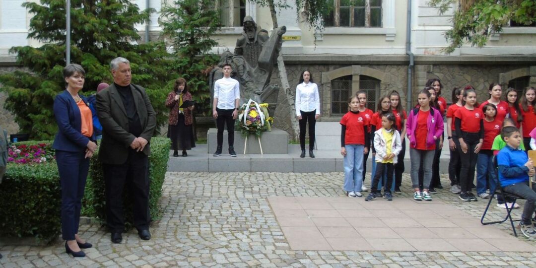 Даниела Николова се включи в шествие на пловдивската Хуманитарна гимназия в чест на светите братя Кирил и Методий