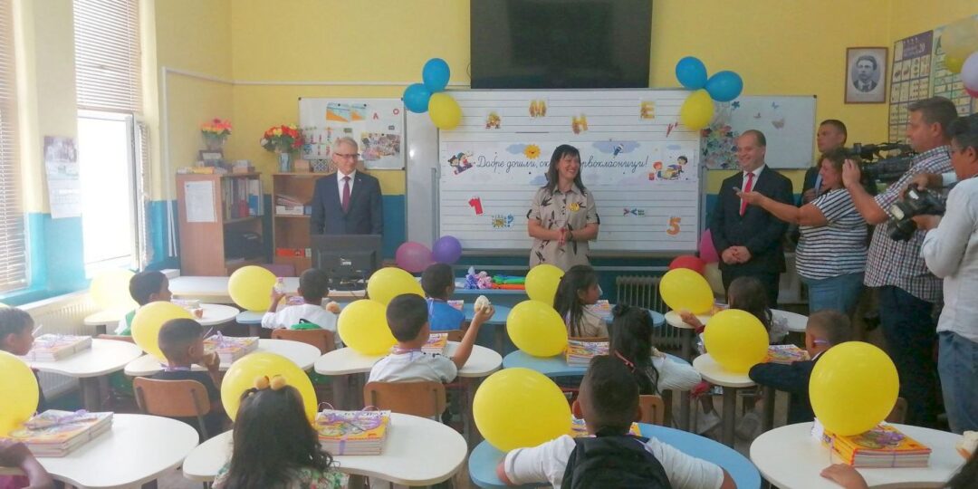 Премиерът акад. Денков и областният управител откриха учебната година в началното училище в с. Караджово