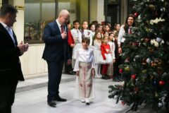 Запалиха елхата в Областна администрация с фолклорен концерт на таланти от ОУ „Стоян Михайловски“