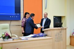 Областният управител на Пловдив подари икона по случай честването за 50 г. Отделение по диализно лечение към УМБАЛ “Свети Георги”