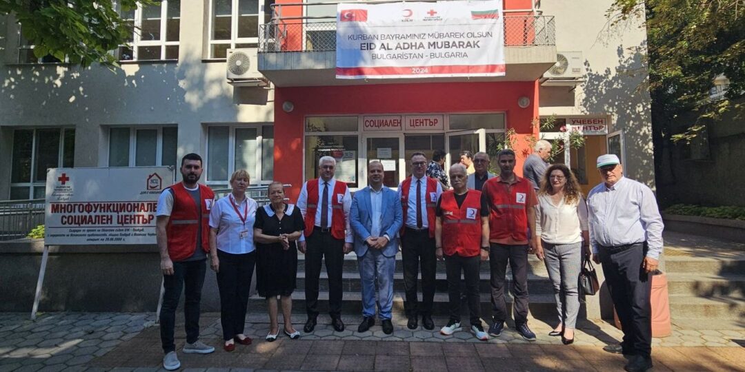 Областният управител на Пловдив заедно с БЧК и турския посланик Мехмет Уянък раздадоха безплатна храна по случай Курбан Байрам