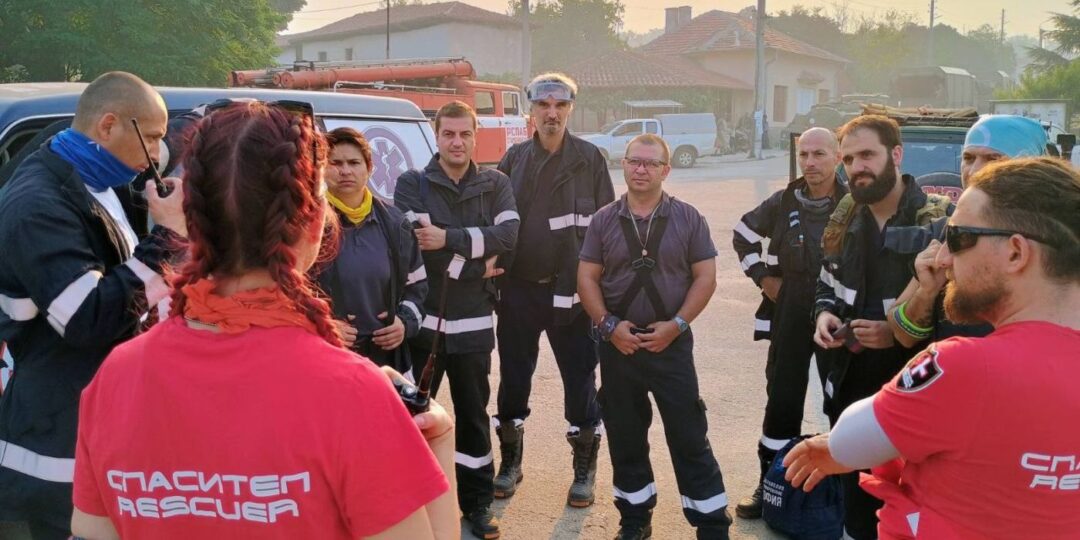 Продължава операцията по локализиране на мащабния пожар в района на Отец Паисиево, няма опасност за населените места