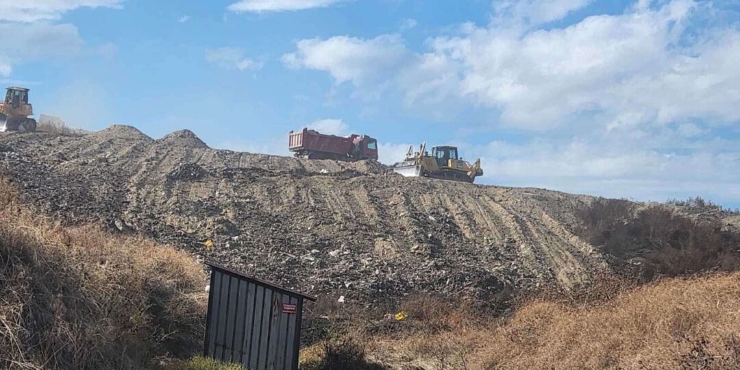 Пожарът на депото в Цалапица е напълно потушен, 15 часа след възникването