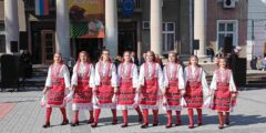 Двама министри, областен управител и кметове зарязаха лозите в Брестовица