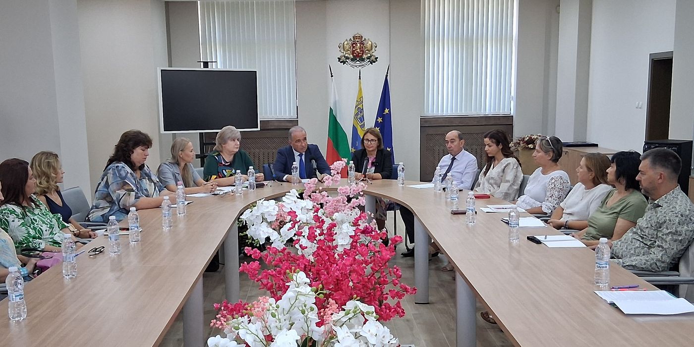 Областният управител участва в дискусия за мерки срещу отпадането от училище на деца от уязвими групи