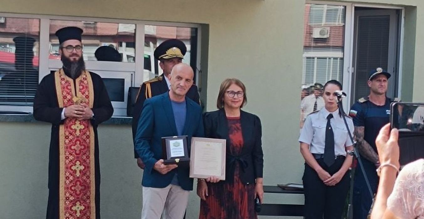 Проф. Янчева награди с почетен плакет доскорошния ръководител на аварийния отряд на пловдивската пожарна гл. инсп. Димитър Бришимов