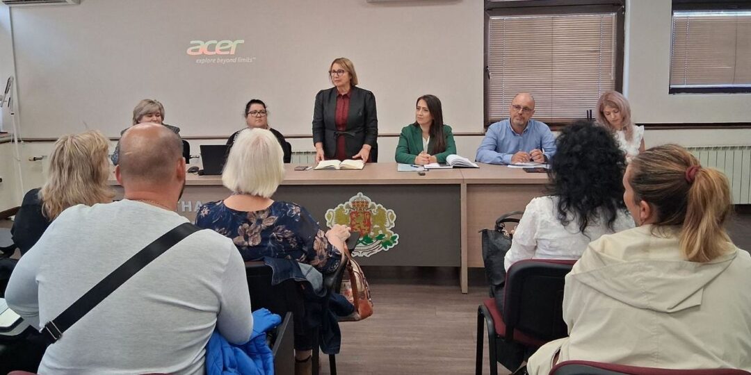 Областният управител проф. Христина Янчева събра над 100 образователни медиатори в дискусия за връщането на децата в клас