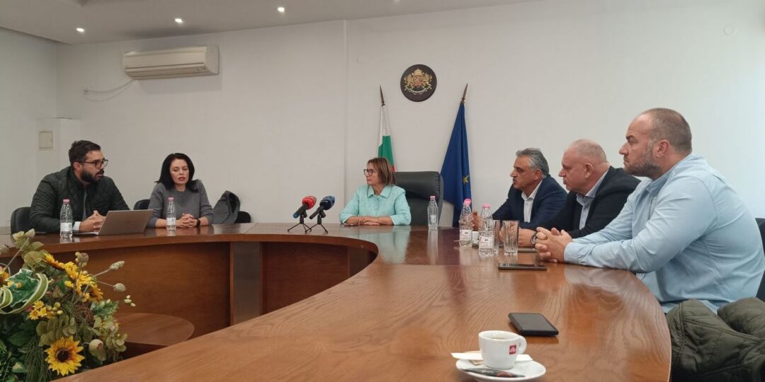 Областният управител на Пловдив проф. Христина Янчева събра на една маса протестиращите от с. Труд с кмета на общината, кмета на селото и превозвача