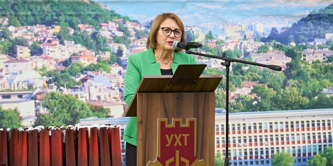 Проф. Христина Янчева приветства абсолвентите от „Випуск 2025“ на УХТ и връчи дипломите на отличниците
