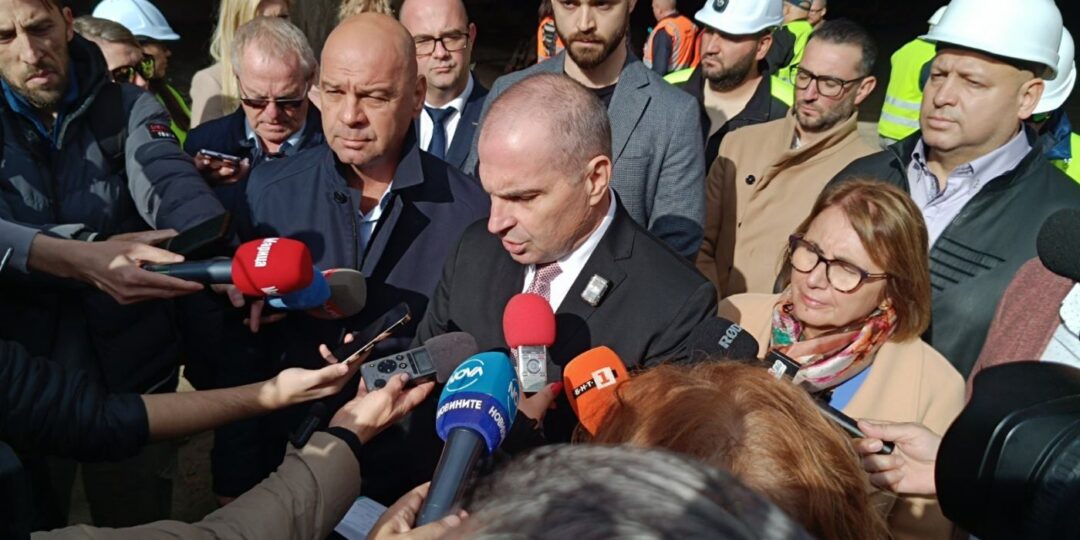 Вицепремиер, областен управител и кмет инспектираха изграждането на жп възел Пловдив