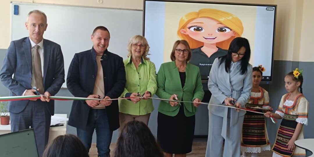 Министър, областен управител и кметове прерязаха лентите на два нови образователни проекта - ученическо общежитие и нов STEM център