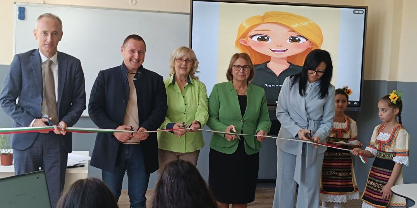 Министър, областен управител и кметове прерязаха лентите на два нови образователни проекта - ученическо общежитие и нов STEM център