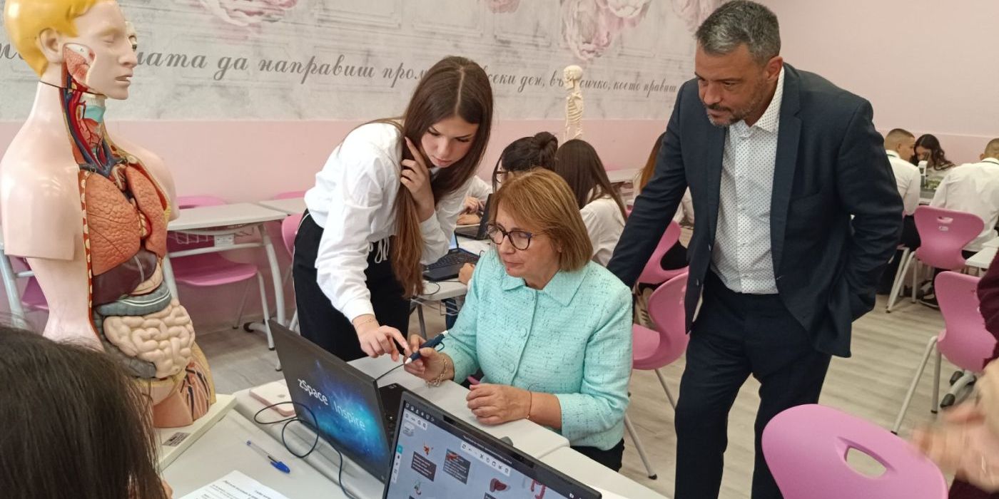 Ученици от СУ „Патриарх Евтимий“ демонстрираха умения за работа с ИИ, програмиране и роботика