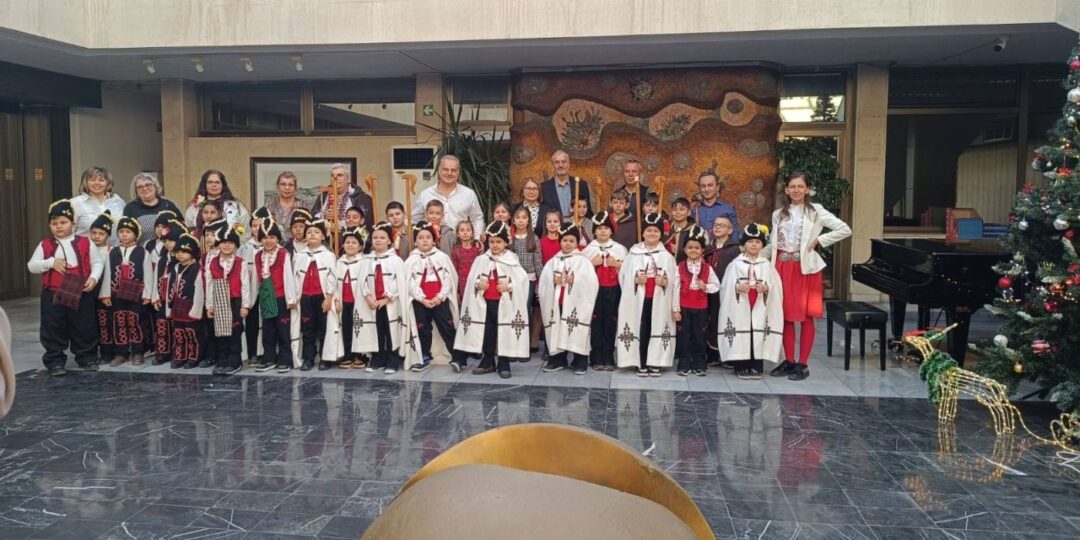 Коледарски групи поздравиха екипа на Областна администрация Пловдив