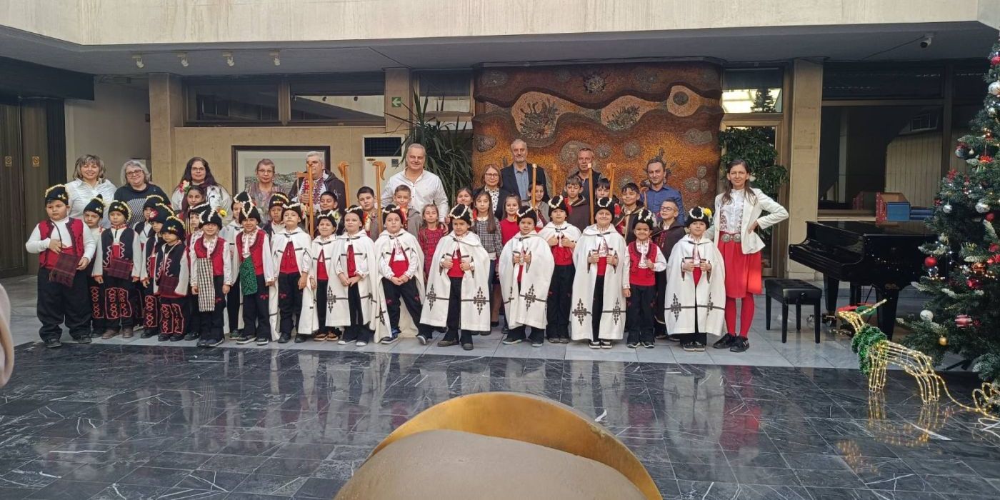 Коледарски групи поздравиха екипа на Областна администрация Пловдив