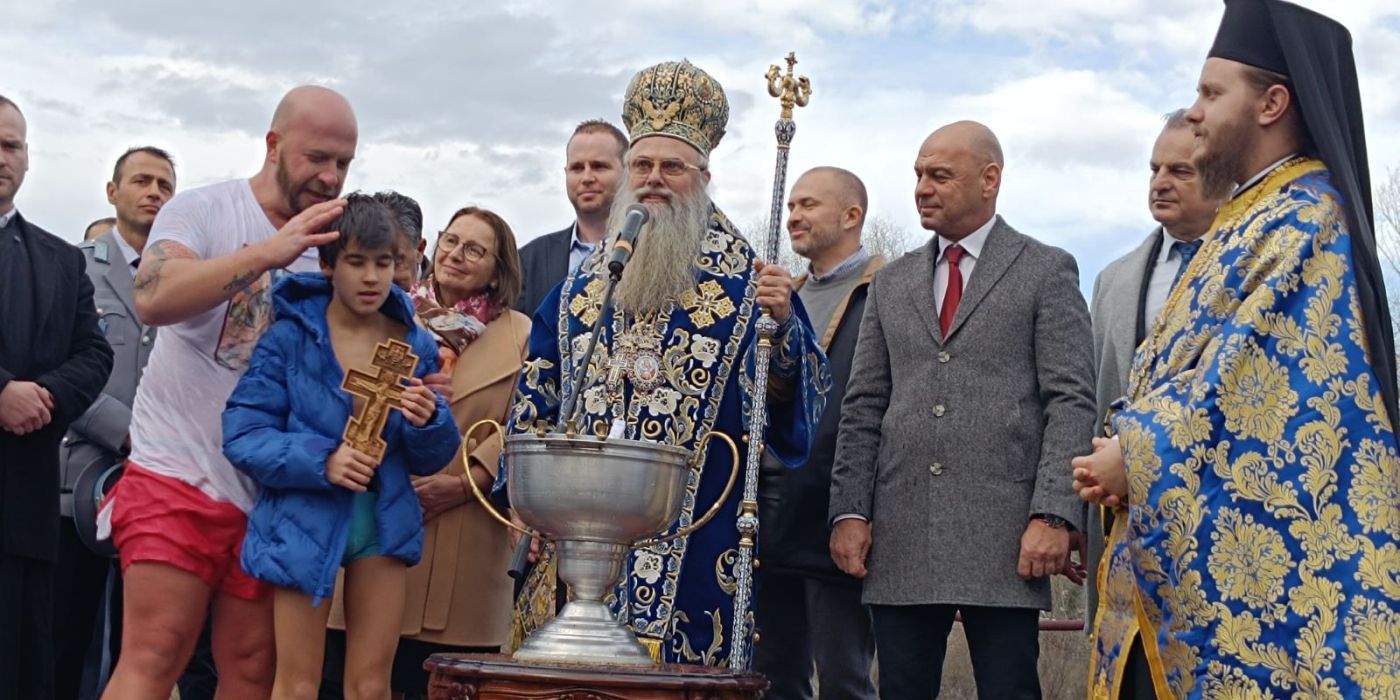 Митрополит Николай освети бойните знамена и отслужи Велик богоявленски водосвет в Пловдив