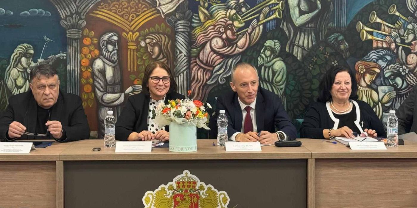 Министър Красимир Вълчев представи в Пловдив новата програма на МОН „Избирам да следвам в България“