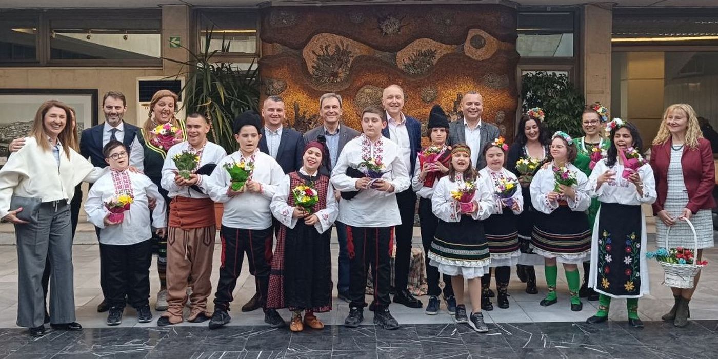 Цветя и аплодисменти получиха актьорите със специални потребности от екипа на Областна администрация Пловдив