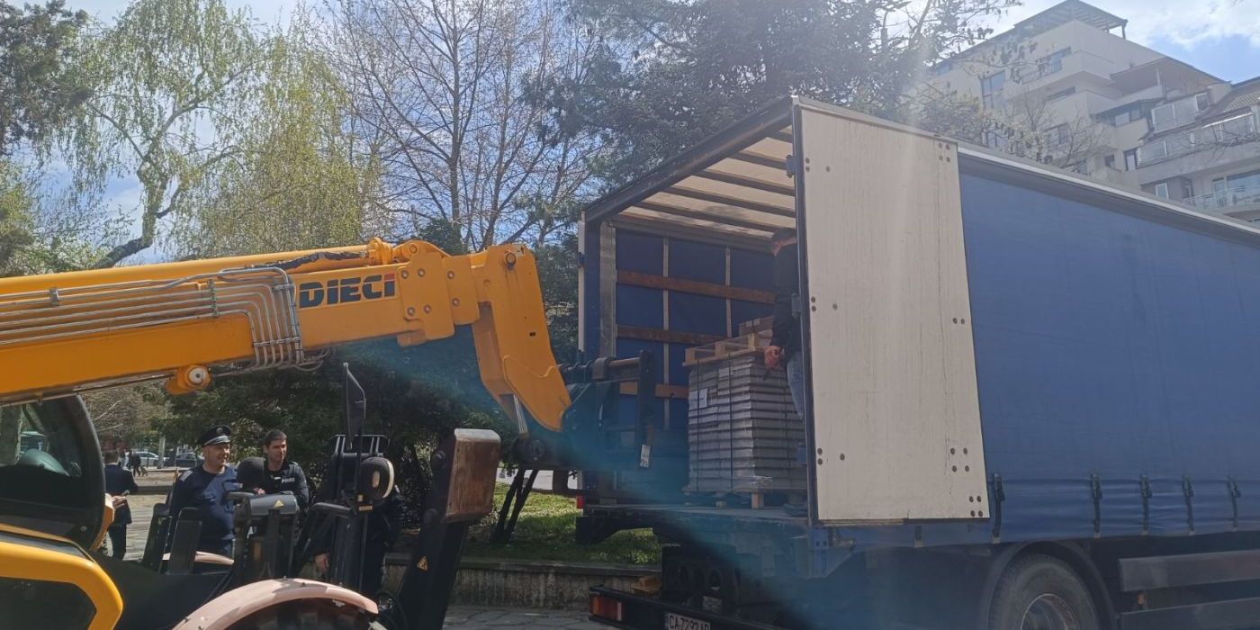 Под засилена полицейска охрана в Областна администрация пристигнаха хартиените бюлетини и изборните книжа