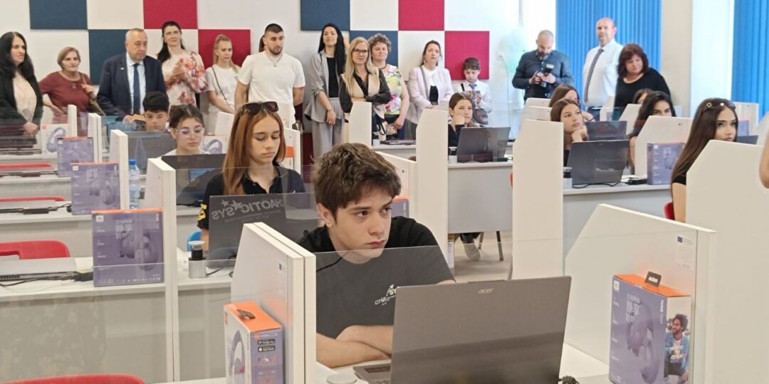 Областният управител видя дигиталното бъдеще във Френската гимназия и откри нов STEM център